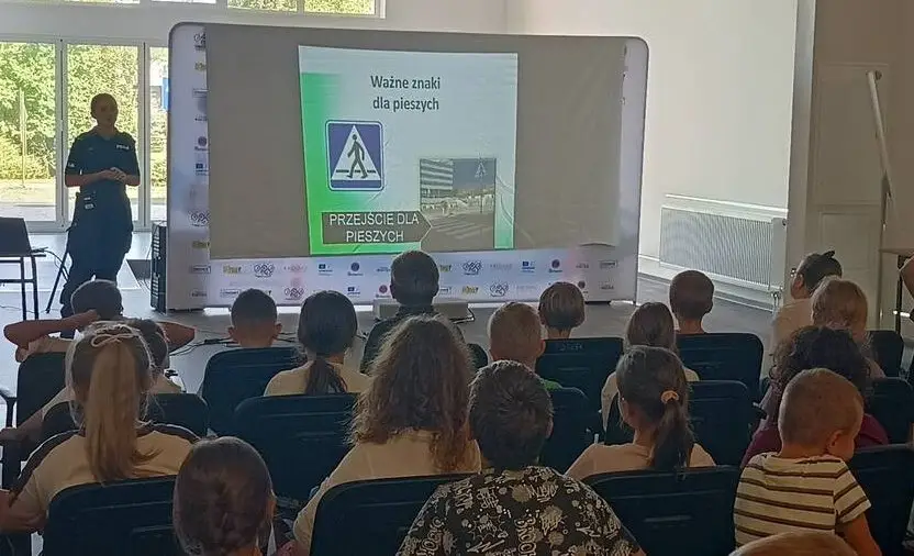 Krośnieńscy policjanci przypominają o bezpieczeństwie na drogach w ramach akcji "Bezpieczna droga do szkoły"