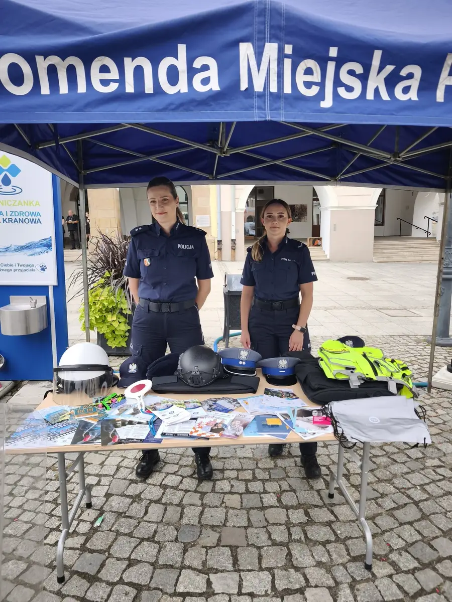 Promocja bezpieczeństwa przez policjantów podczas przysięgi żołnierzy 3. Podkarpackiej Brygady Obrony Terytorialnej
