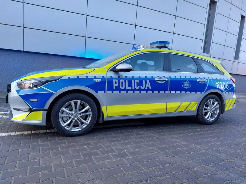 Policjanci w Krośnie rozbili szybę w samochodzie, aby ratować zatrzaśniętą dziewczynkę