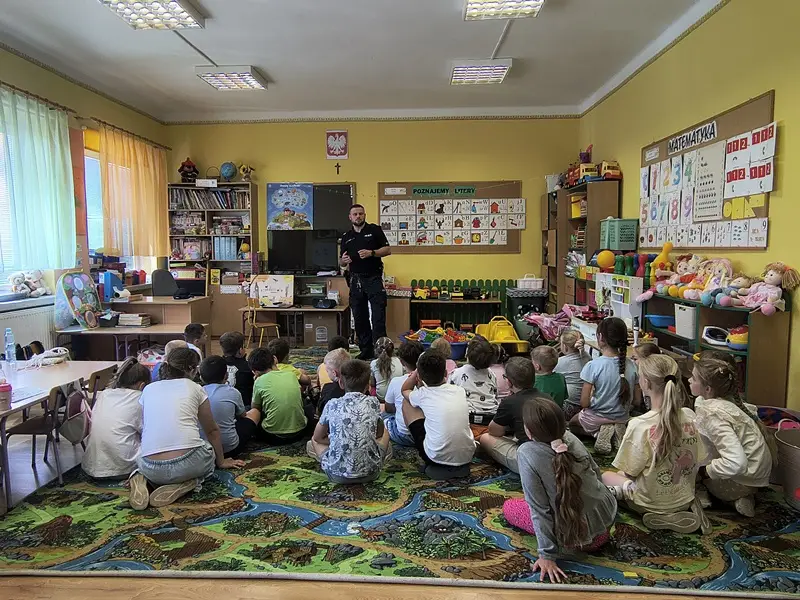 Spotkania policjantów z Dukli i Jedlicza z dziećmi w celu promocji bezpiecznych wakacji