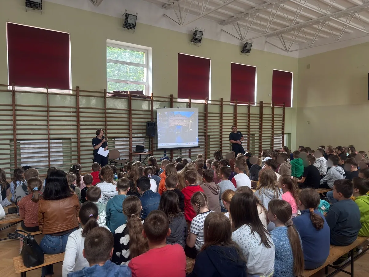 Dzielnicowi z Jedlicza edukują dzieci o bezpieczeństwie w wakacje
