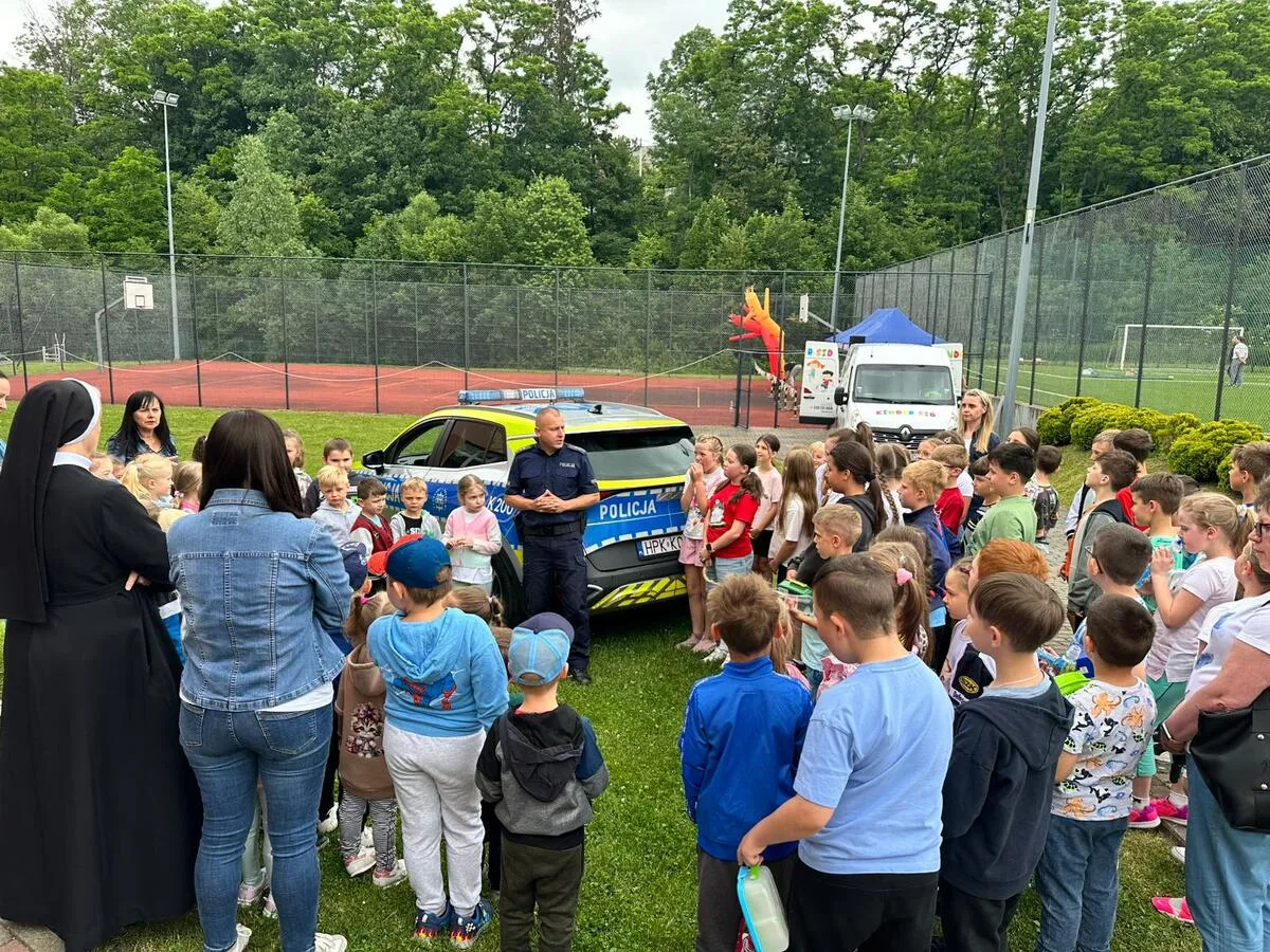Dzielnicowi edukują dzieci w zakresie bezpieczeństwa podczas wakacji