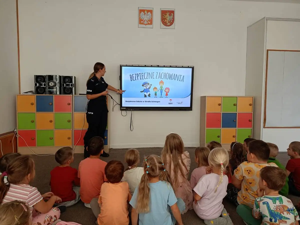Krośnieńska policja prowadzi działania prewencyjne w ramach akcji „Bezpieczna droga do szkoły”